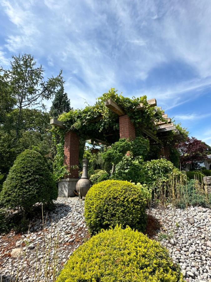 Bed and Breakfast The Wind In The Willows - Luxury Lakefront Oasis Cobourg Exterior foto