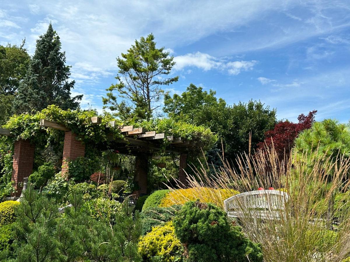 Bed and Breakfast The Wind In The Willows - Luxury Lakefront Oasis Cobourg Exterior foto